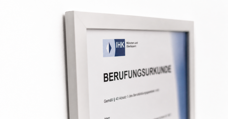 Zertifikat mit der Aufschrift "Berufungsurkunde" in einem Rahmen.