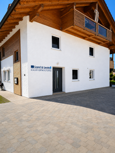 Fassade eines modernen, zweigeschossigen Gebäudes mit Holzverkleidung und Flachdach.